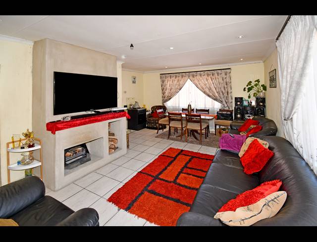 3 BEDROOM HOUSE FOR SALE IN BRAMLEY VIEW